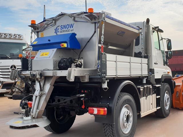 Imprăștietor material antiderapant solid